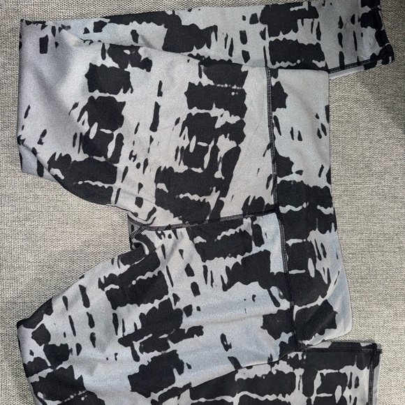 Alo Yoga Airbrush Leggings in Tie Dye M excellent condition black gray - Picture 6 of 9